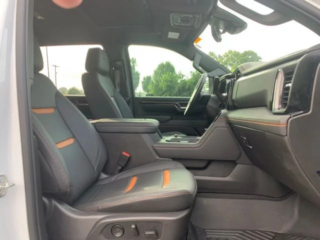 Used 2026 White GMC AT4 image 17