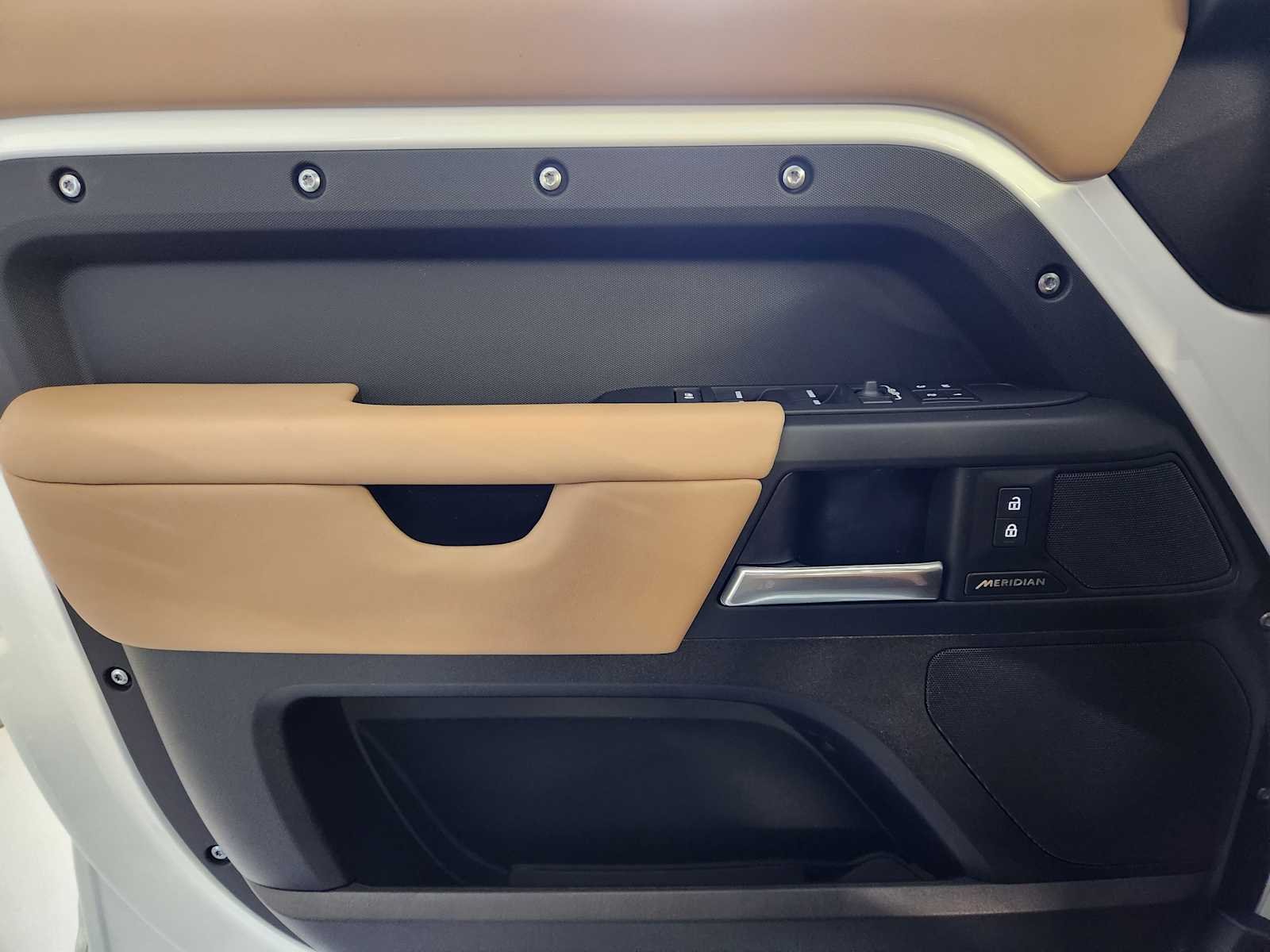 New 2026 Fuji White Land Rover S image 24
