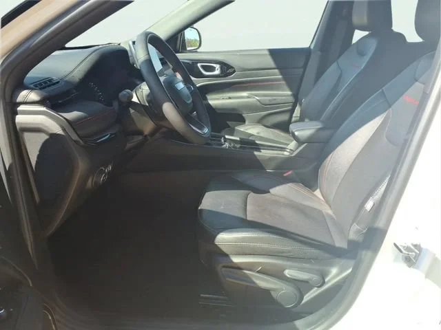 Used 2025  Jeep Trailhawk image 17