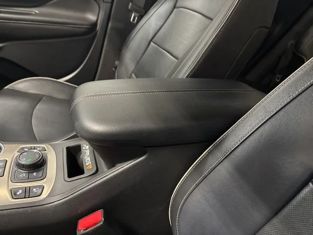 Used 2020 WHITE FROST TRICOAT GMC Denali image 30