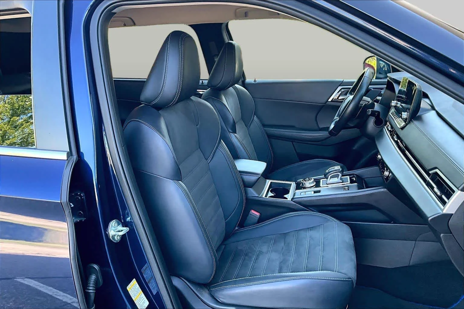 Used 2025 Cosmic Blue Metallic Mitsubishi SE image 8