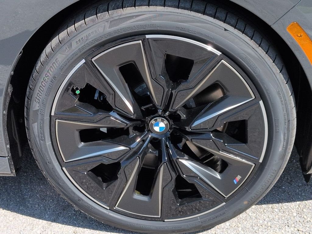 New 2026 Dravit Grey Metallic BMW 740i xDrive image 11