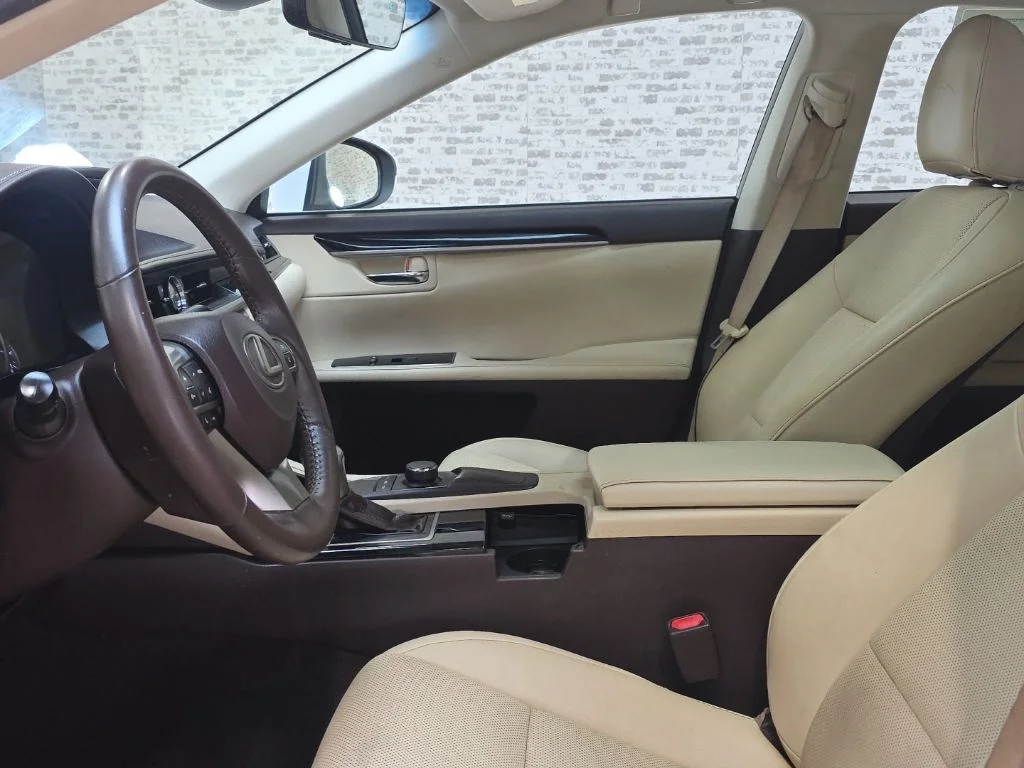 Used 2018 White Lexus 350 image 23