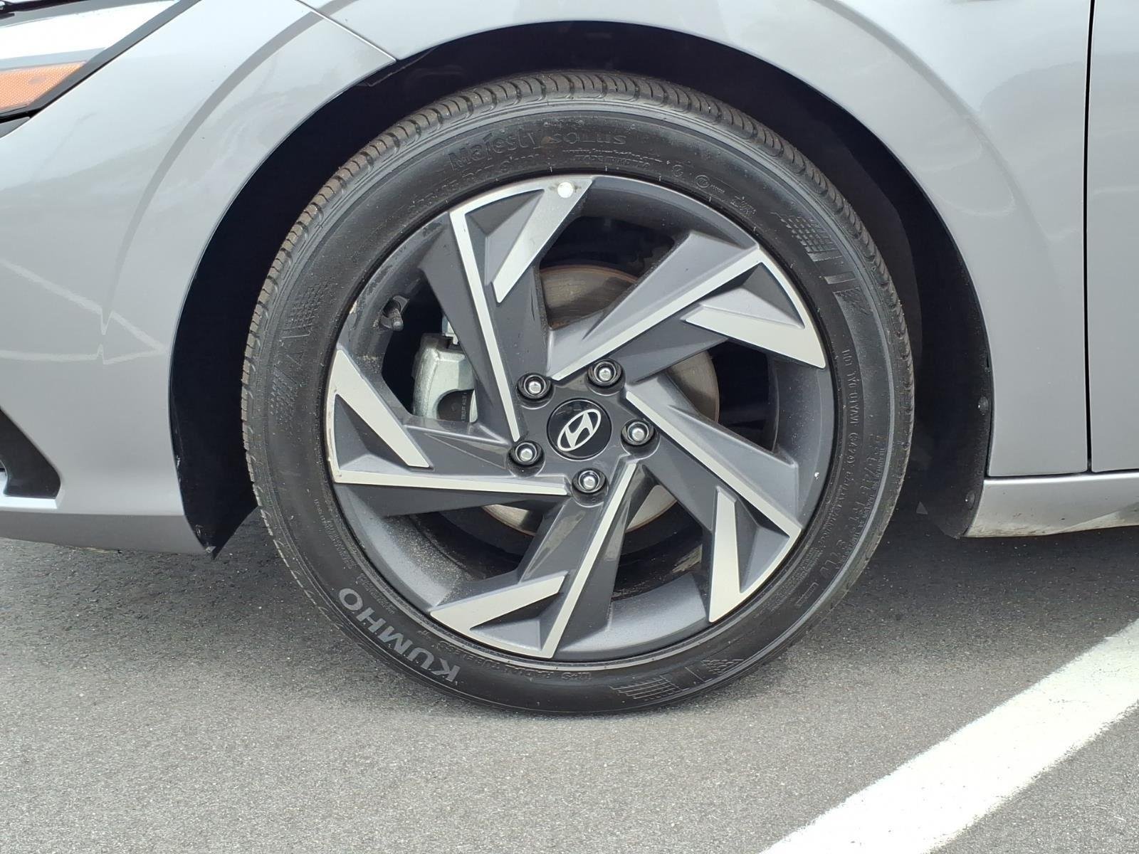 Used 2025 Fluid Metal Hyundai Limited image 12