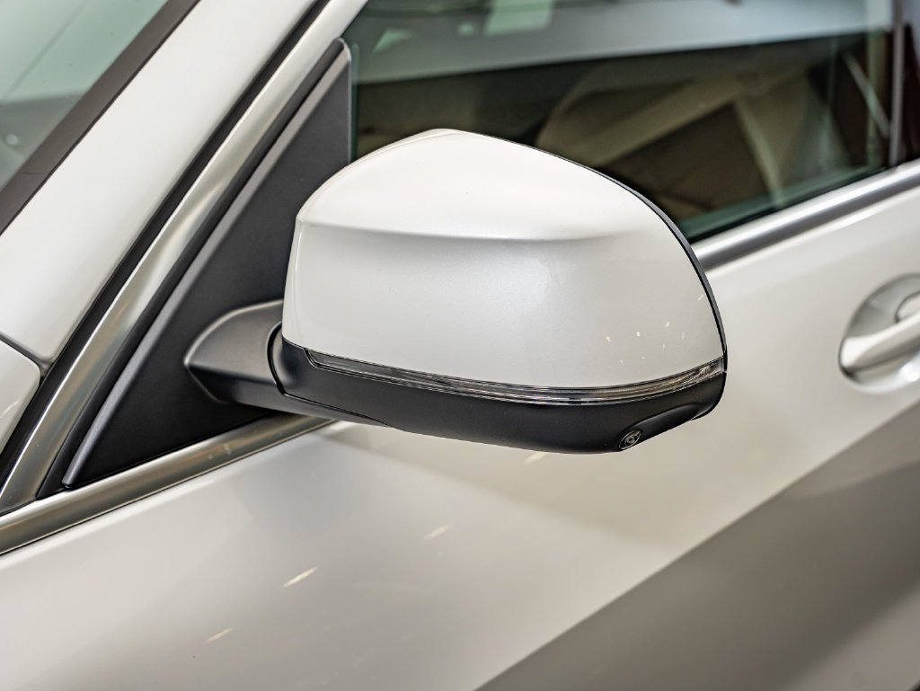 Used 2024 Mineral White Metallic BMW xDrive40i image 16