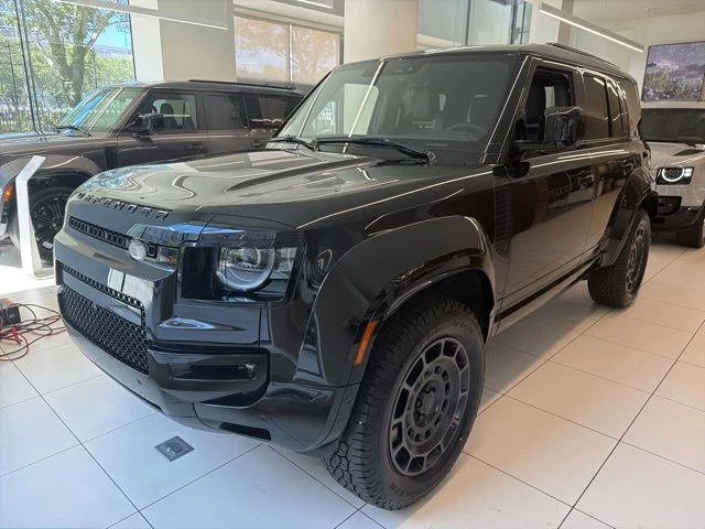 2026 Land Rover Defender 110 OCTA Black P635's photo