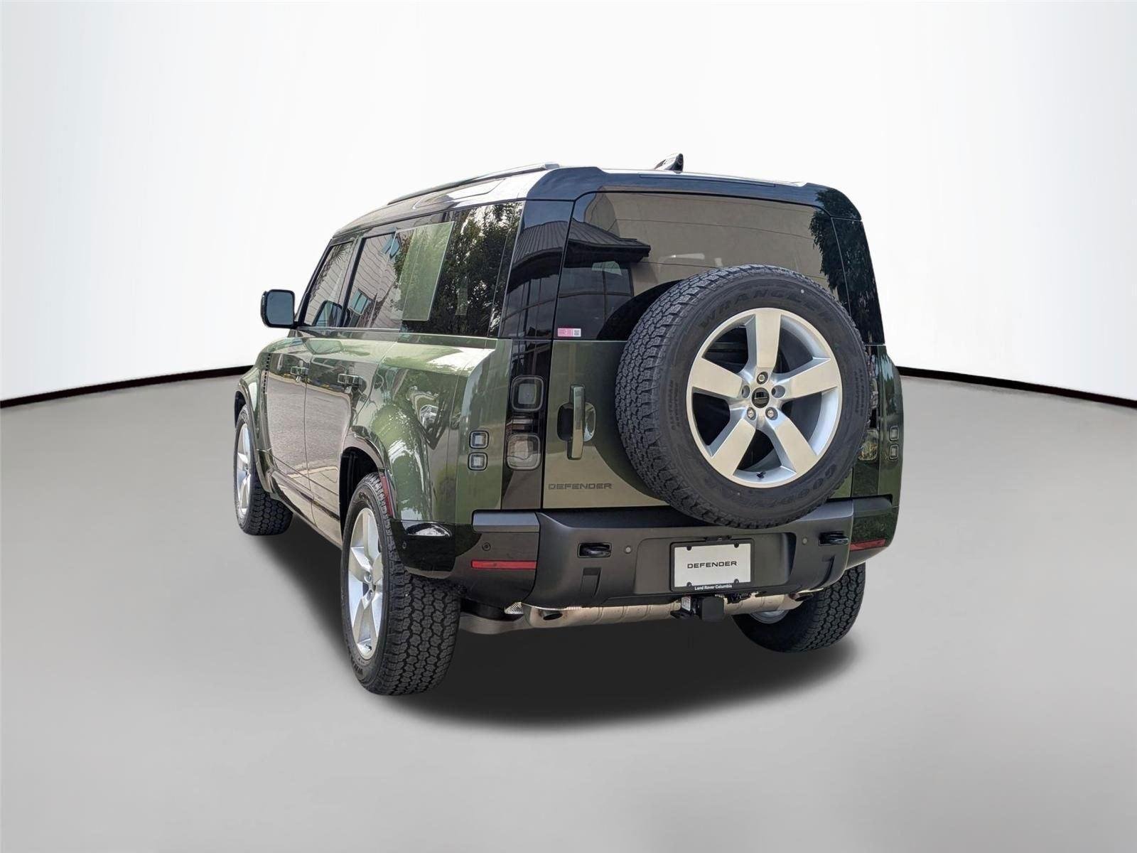 Used 2026 Woolstone Green Metallic Land Rover X-Dynamic SE image 7