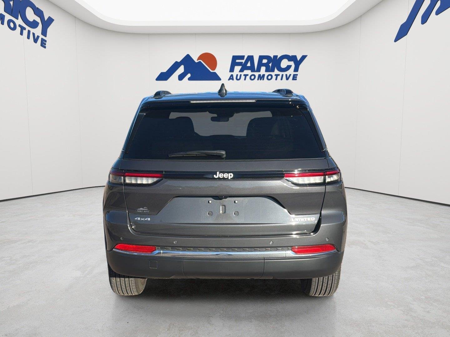 Used 2025  Jeep Limited image 10