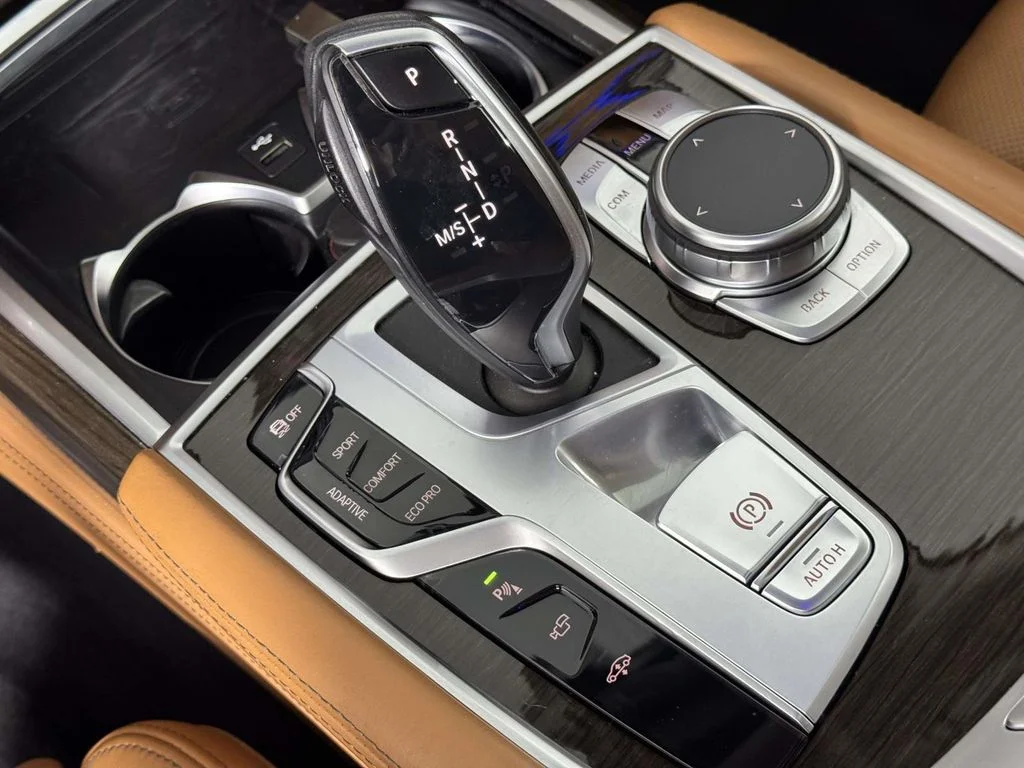 New 2022 Black BMW 750i xDrive image 29
