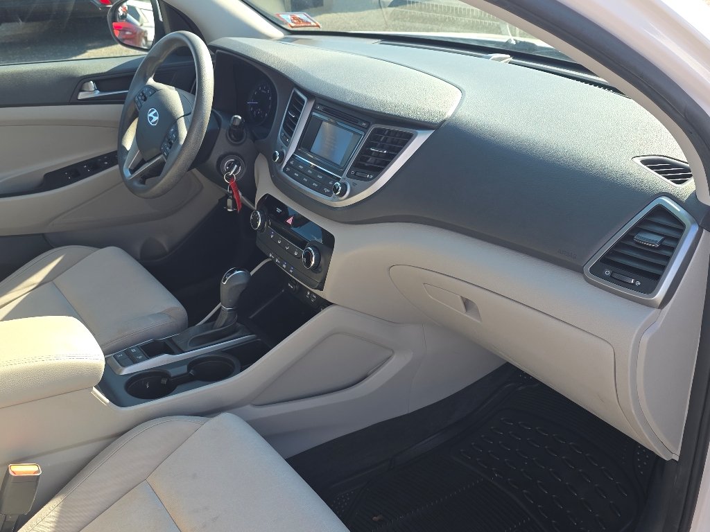 Used 2016 Dazzling White Hyundai SE image 21