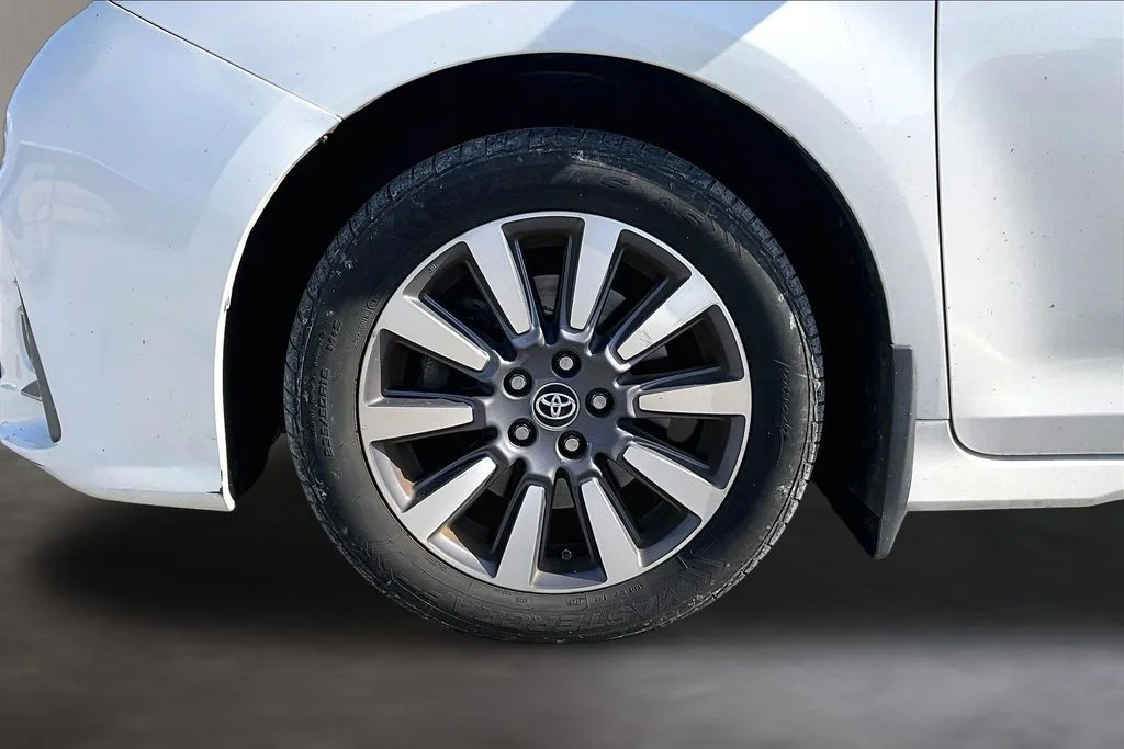 Used 2020 White Toyota XLE Premium image 33