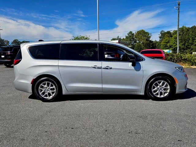 Used 2024 Silver Chrysler Touring L image 6