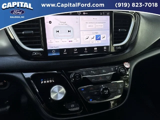 Used 2025 White Chrysler Select image 25