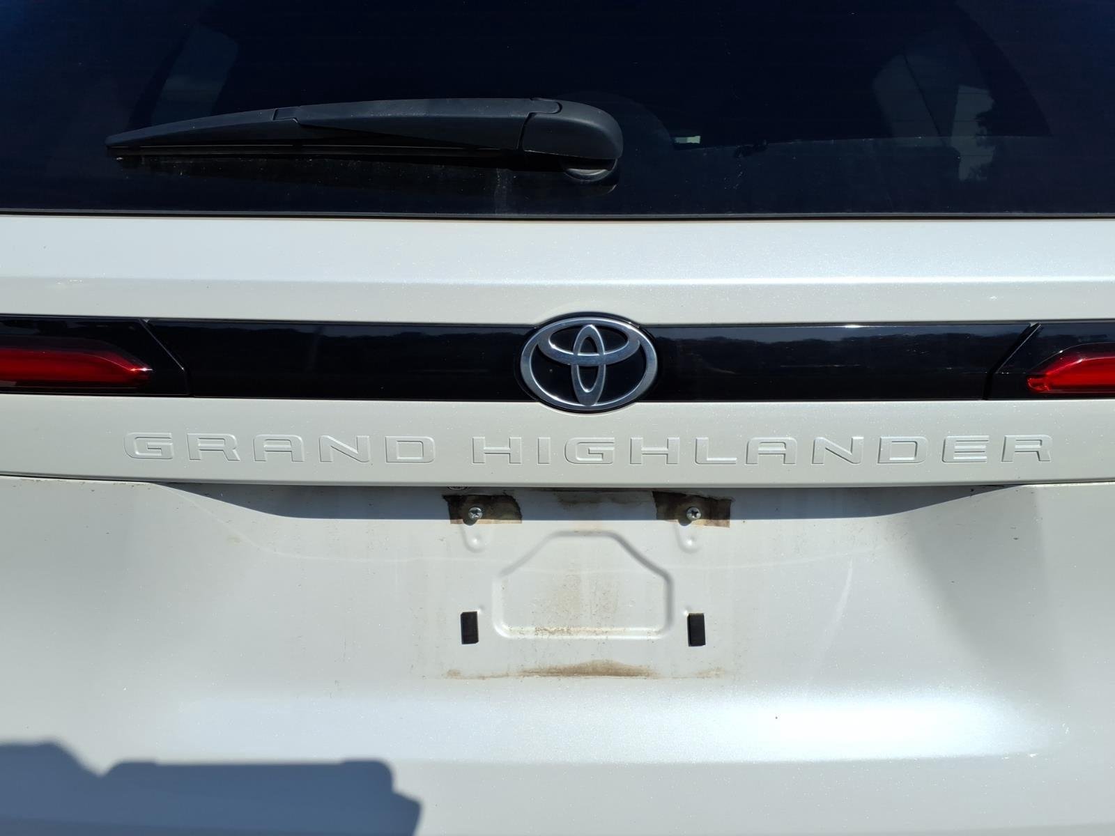 Used 2024 Wind Chill Pearl Toyota XLE image 5
