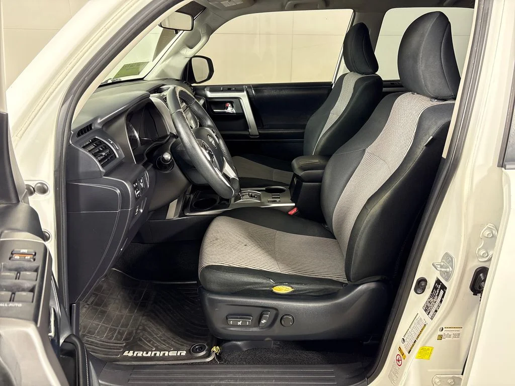 Used 2015 White Toyota SR5 image 30
