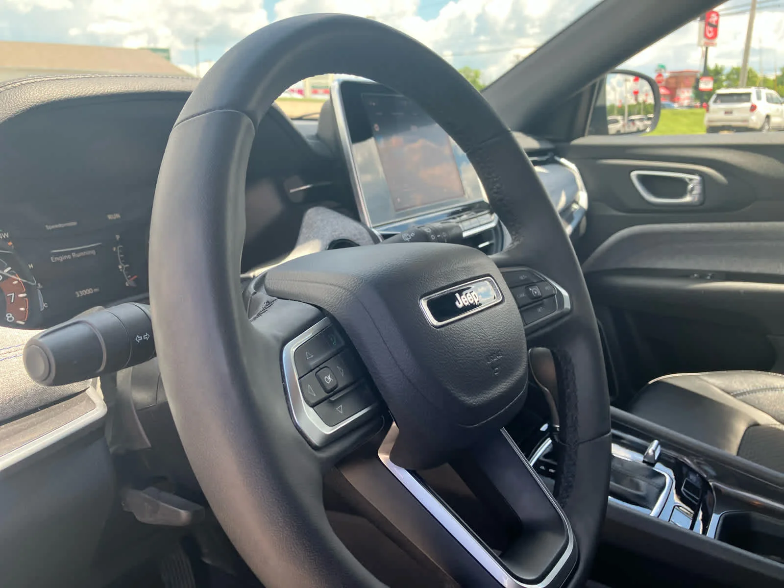 Used 2025 Diamond Black Crystal Pearlcoat Jeep Latitude image 9