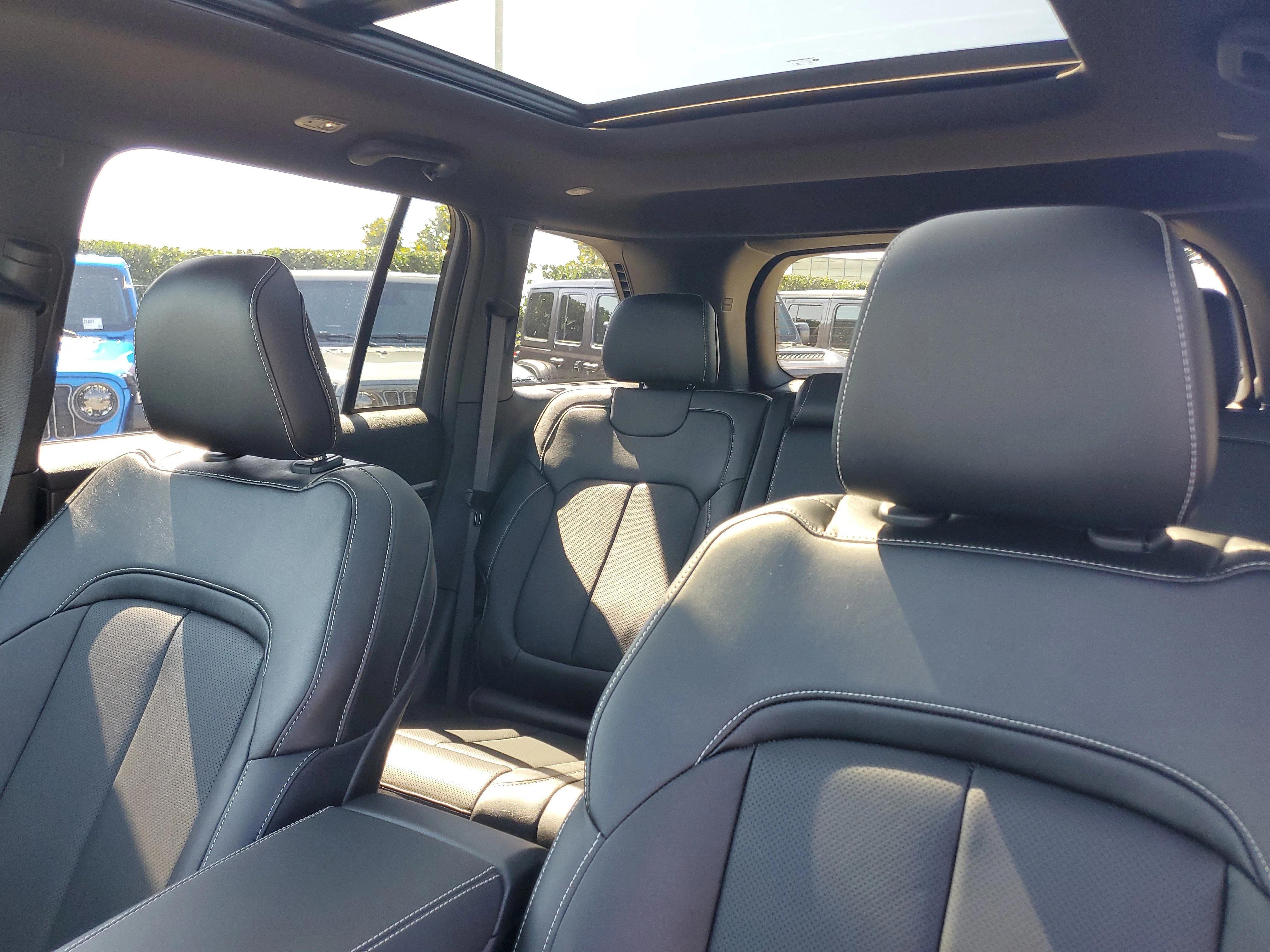 New 2026 Baltic Gray Metallic Clear-Coat Exterior Paint Jeep Limited Reserve image 13