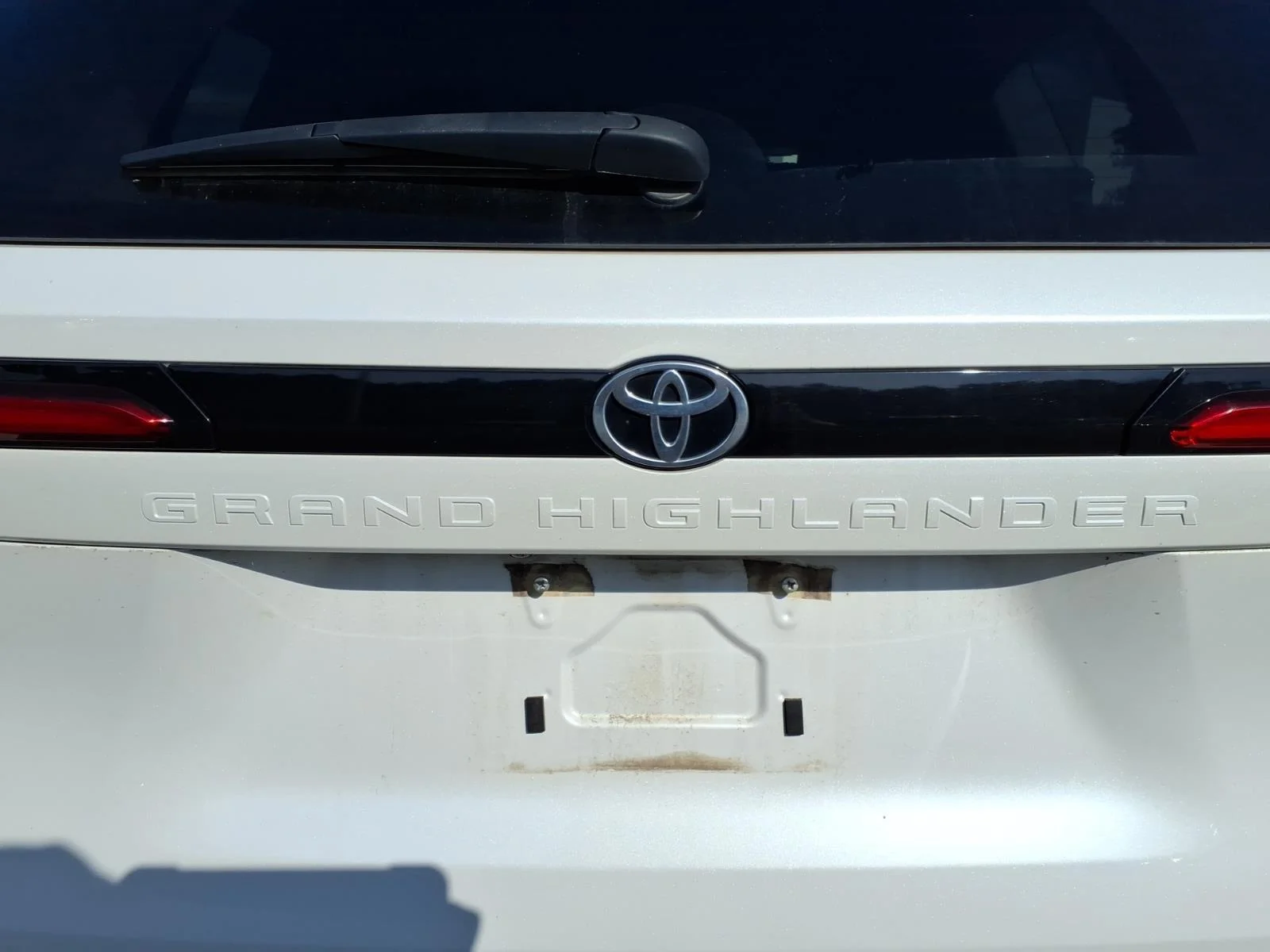 Used 2024 Wind Chill Pearl Toyota XLE image 5