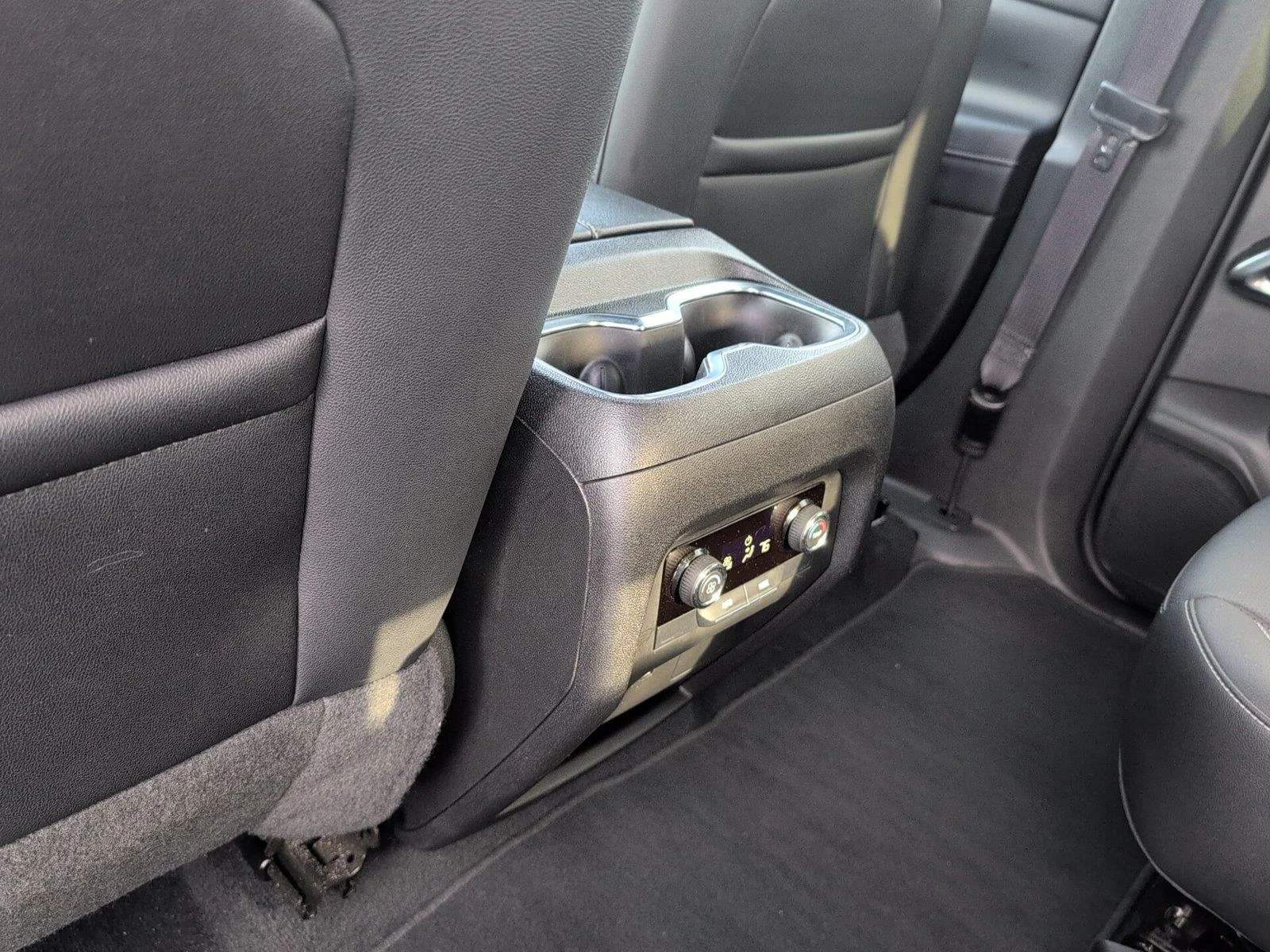 Used 2024 Downpour Metallic GMC SLE image 31
