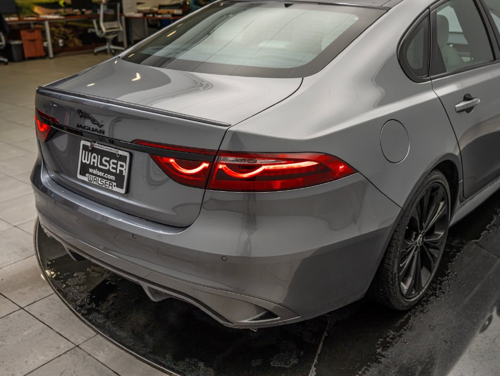 Used 2024 Eiger Gray Metallic Jaguar R-Dynamic SE image 15