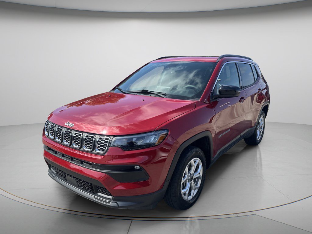 Used 2025 Red Hot Pearlcoat Jeep Latitude image 3