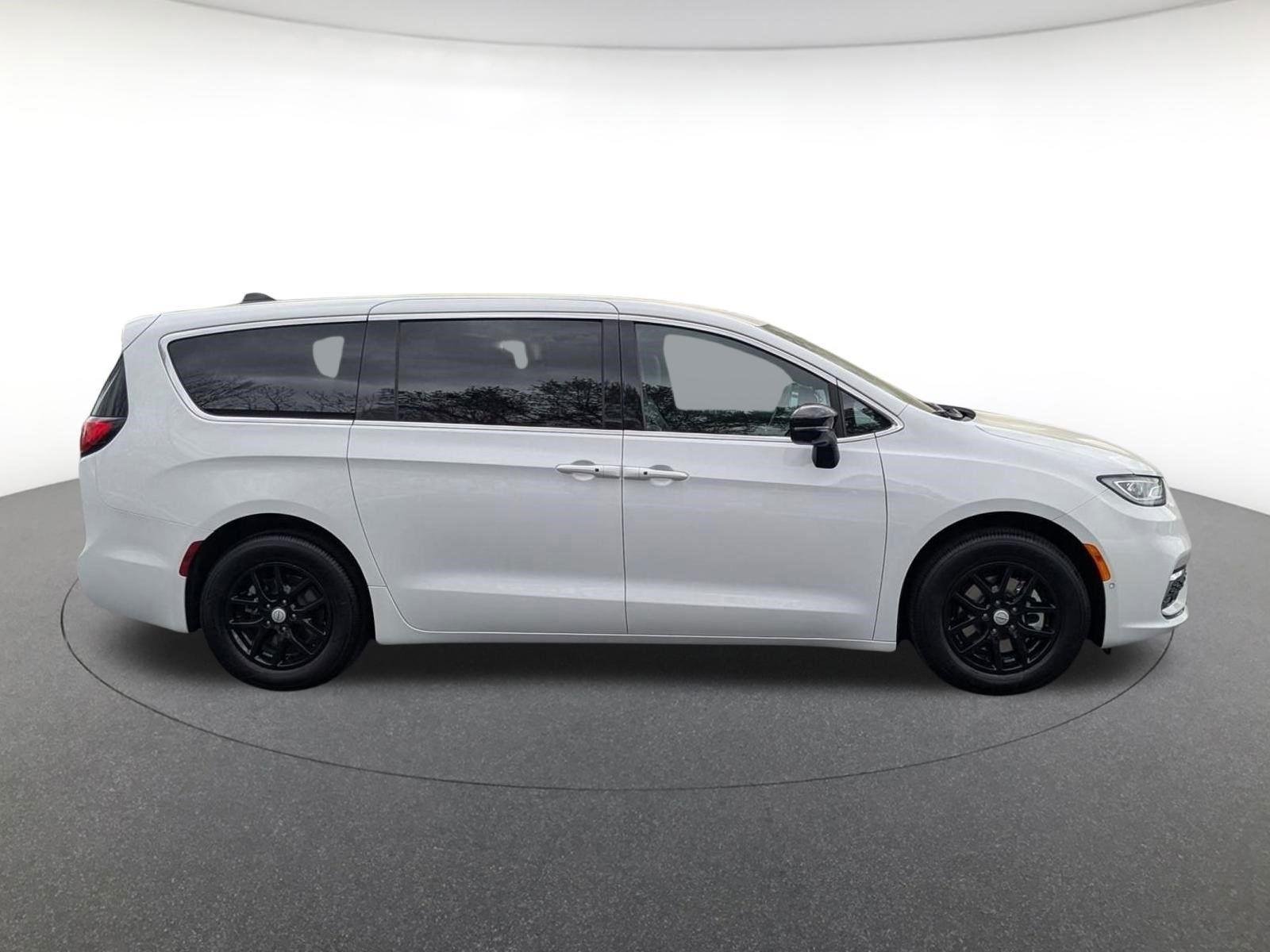 New 2026 Bright White Clear-Coat Exterior Paint Chrysler Select image 3