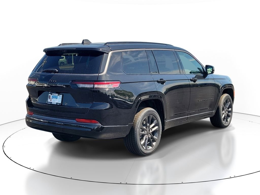 New 2026 Diamond Black Crystal Pearl-Coat Exterior Paint Jeep Limited image 4
