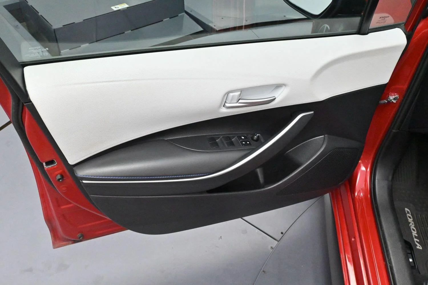 Used 2020 Barcelona Red Metallic Toyota SE image 9