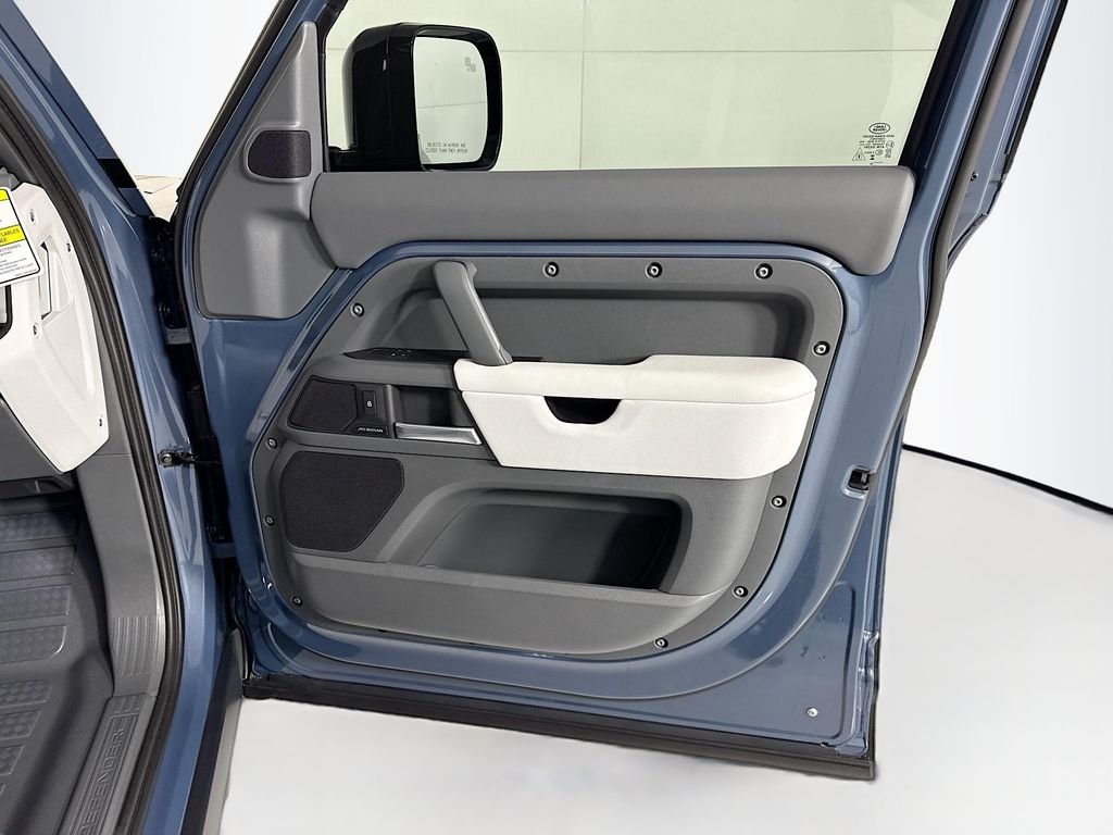 Used 2026 Tasman Blue Metallic Land Rover S image 25