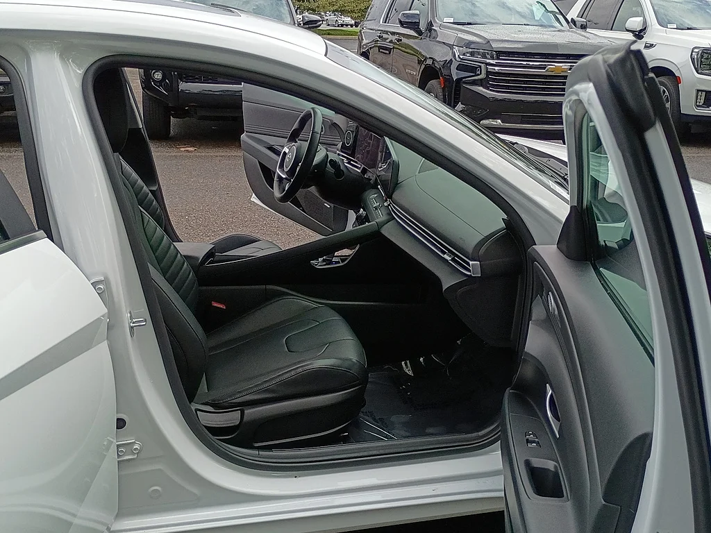 Used 2022 Ceramic White Hyundai Limited image 15