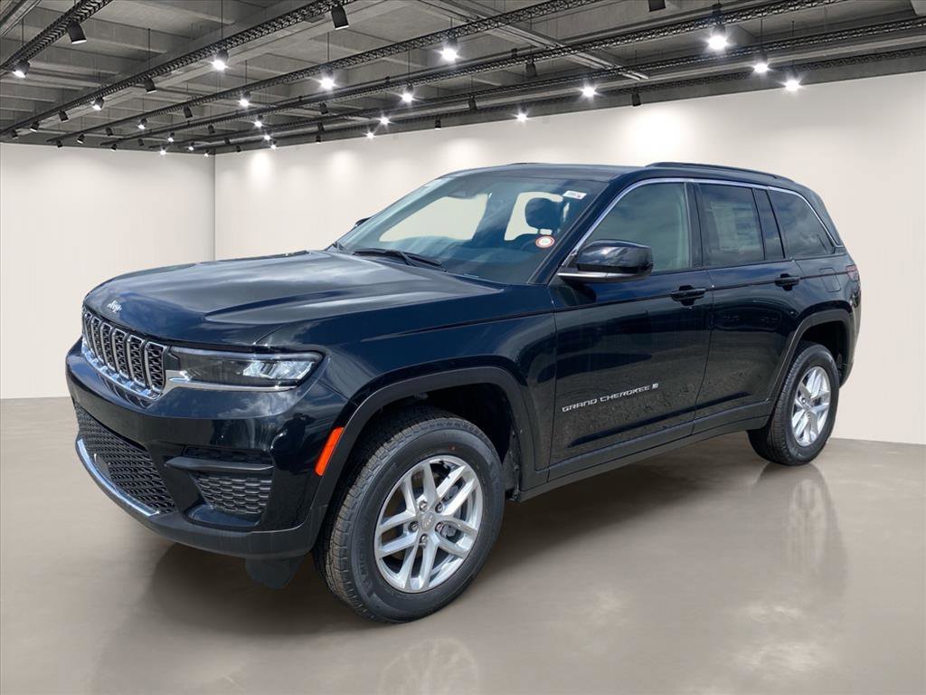 New 2026 Diamond Black Crystal Pearl-Coat Exterior Paint Jeep Laredo X image 2