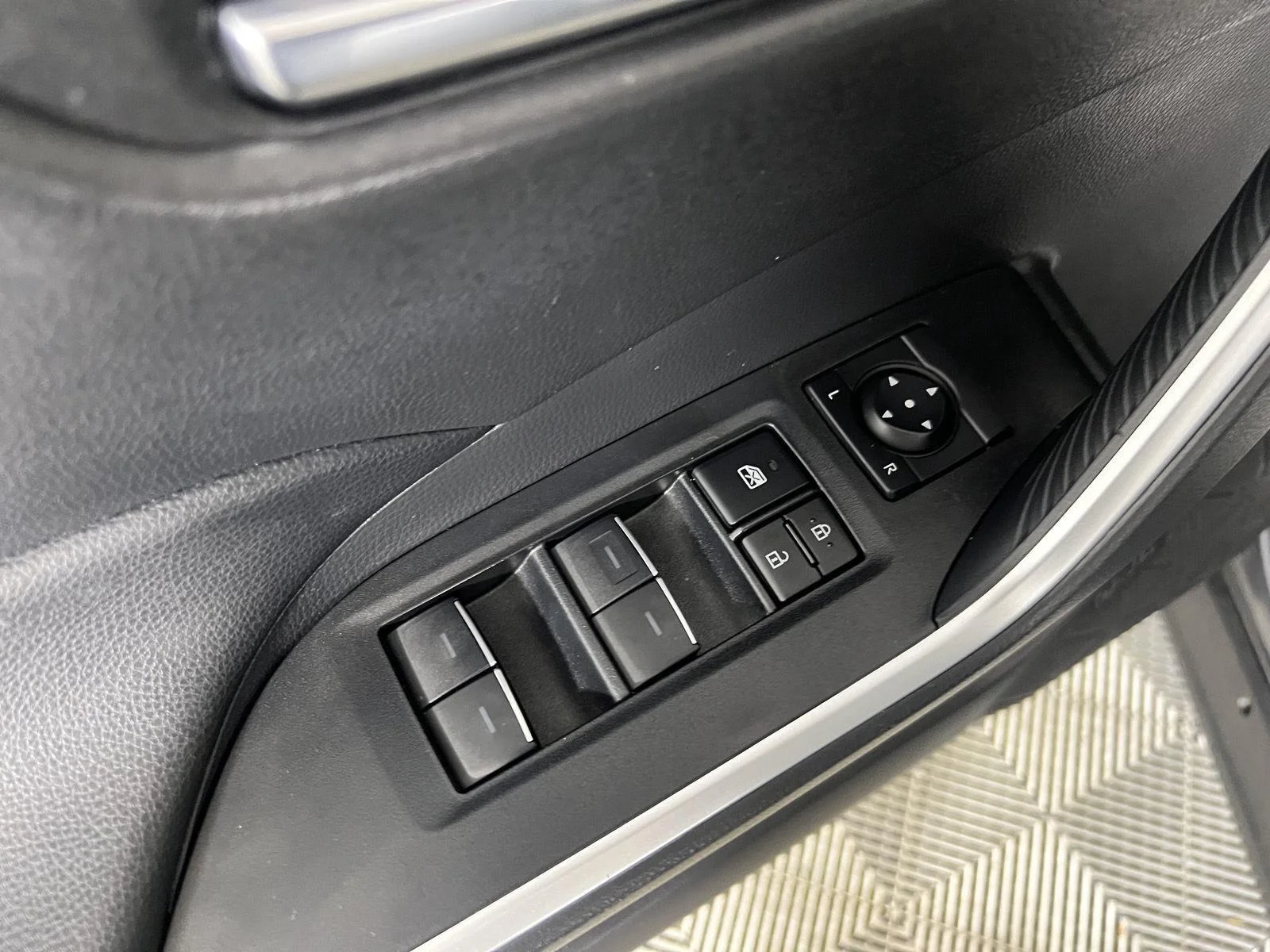 Used 2022  Toyota XLE image 32