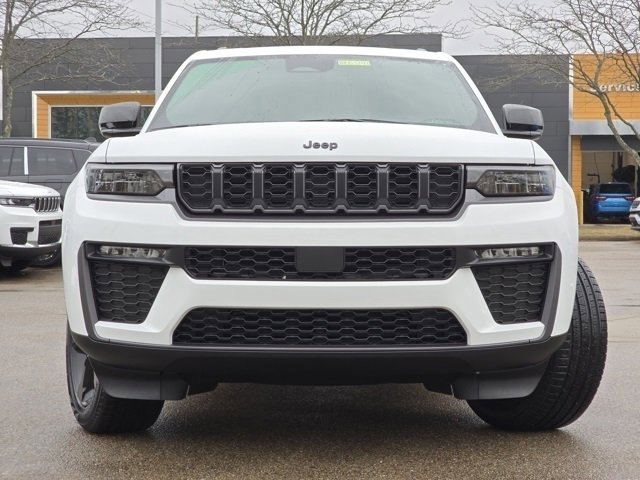 New 2026 Bright White Clear-Coat Exterior Paint Jeep Limited image 3