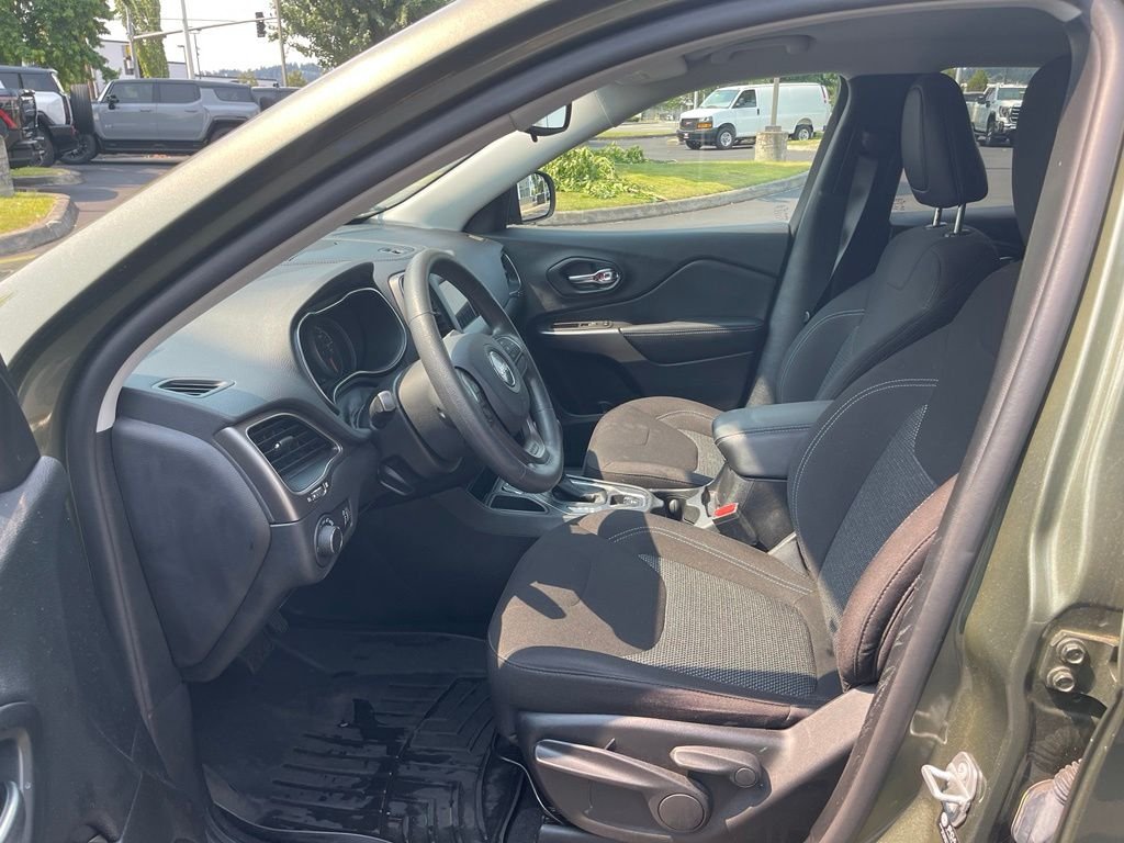 Used 2021 Green Jeep Latitude image 7