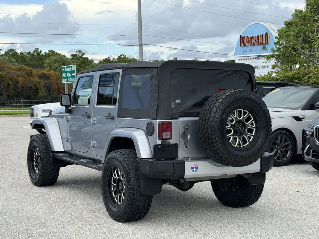 Used 2013  Jeep Sahara image 7
