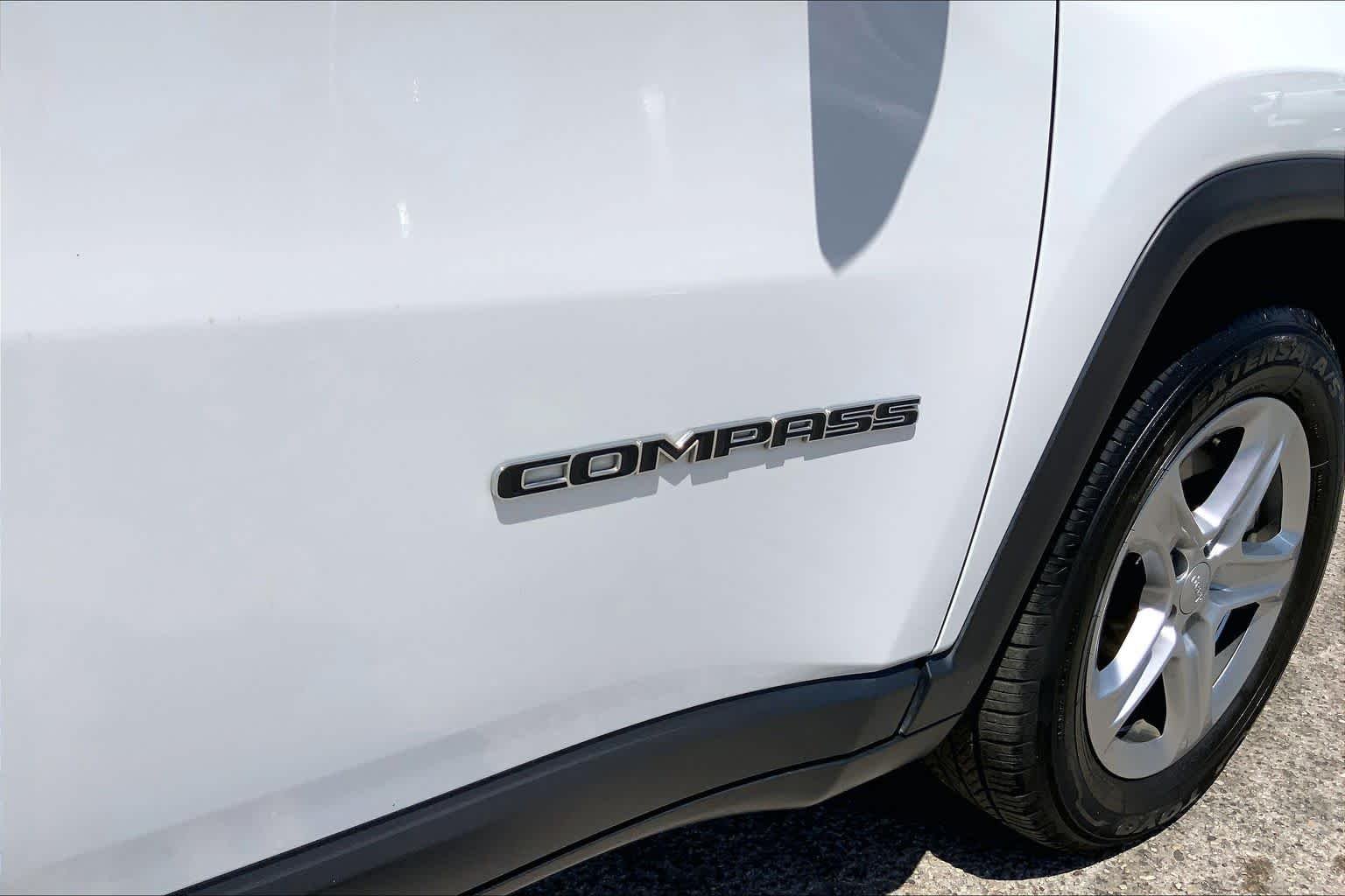 Used 2023 Bright White Clearcoat Jeep Latitude image 10