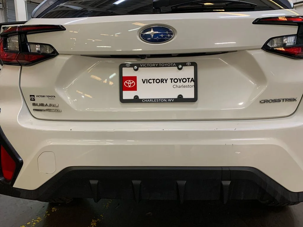 Used 2024 White Subaru Base image 33