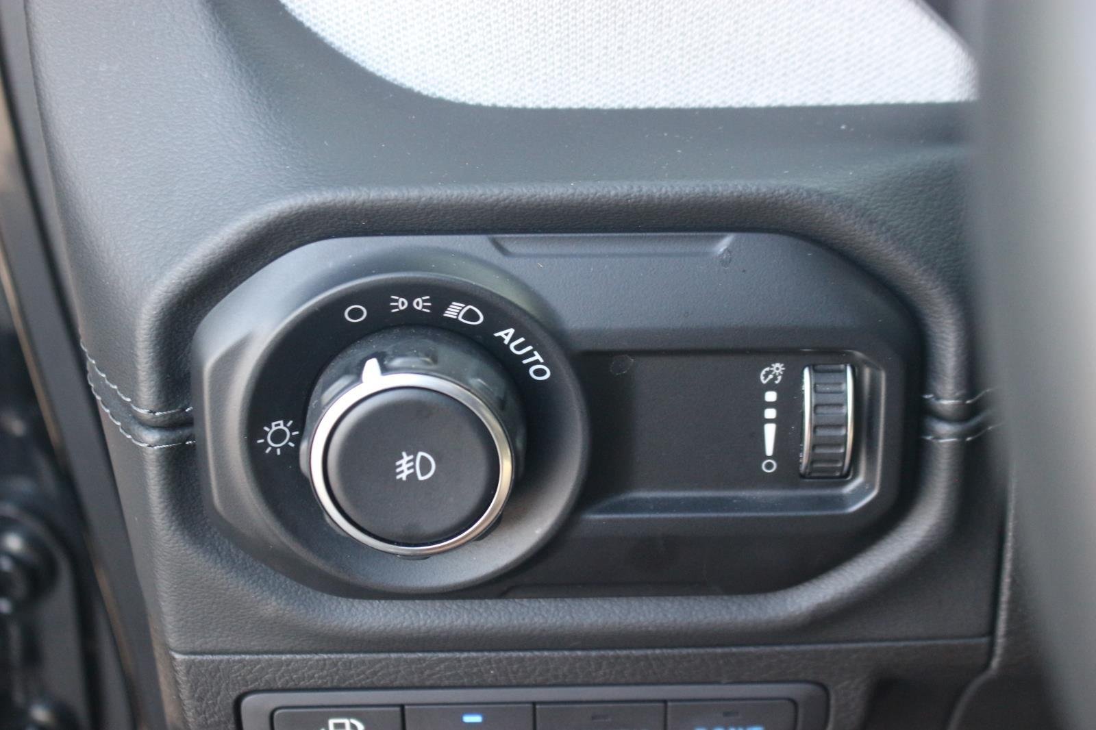 Used 2024  Jeep Sahara image 29