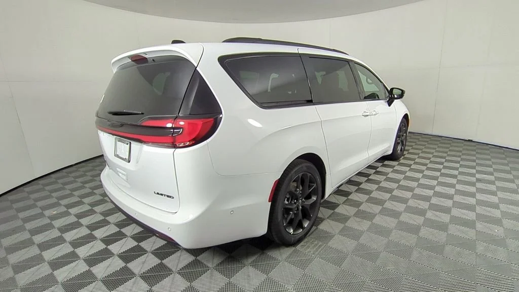 New 2026 Bright White Clear-Coat Exterior Paint Chrysler Limited image 5