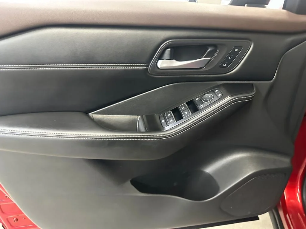 Certified Used 2022 Scarlet Ember Tintcoat Nissan SL image 8