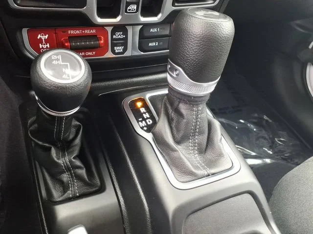 Used 2025 White Jeep 4-Door Rubicon 4x4 image 21