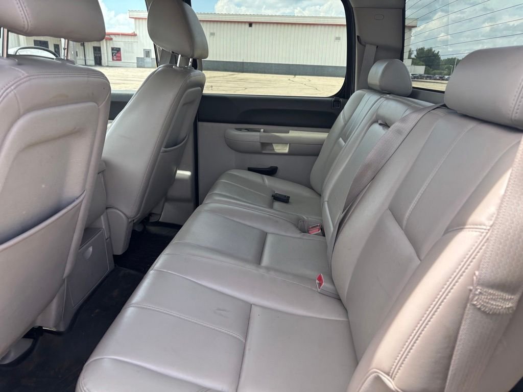 Used 2011 White Chevrolet LT image 10