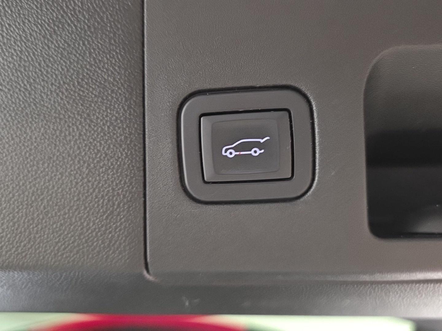 Used 2019 Crystal White Tricoat Cadillac Luxury AWD image 4