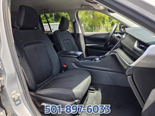 Used 2023 Silver Jeep Laredo image 17