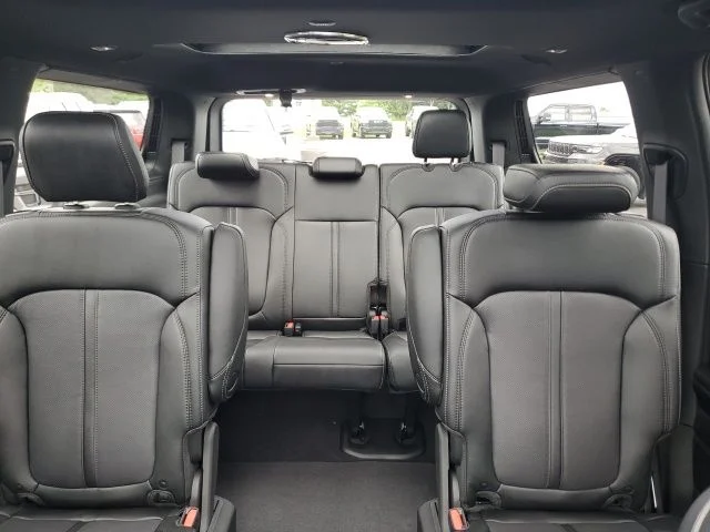 New 2026 Fathom Blue Pearl-Coat Exterior Paint (Late Availability) Jeep Limited Reserve image 13