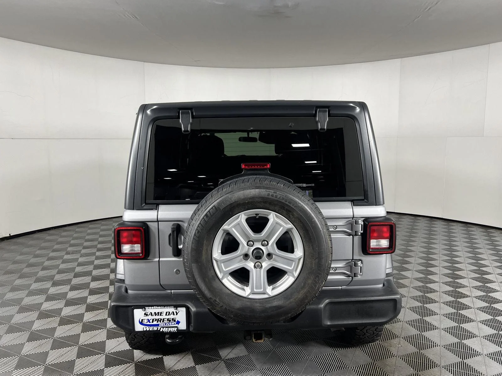 Used 2018 Billet Silver Metallic Clearcoat Jeep Sport S image 10