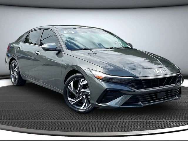 Used 2025 Gray Hyundai SEL Convenience image 3