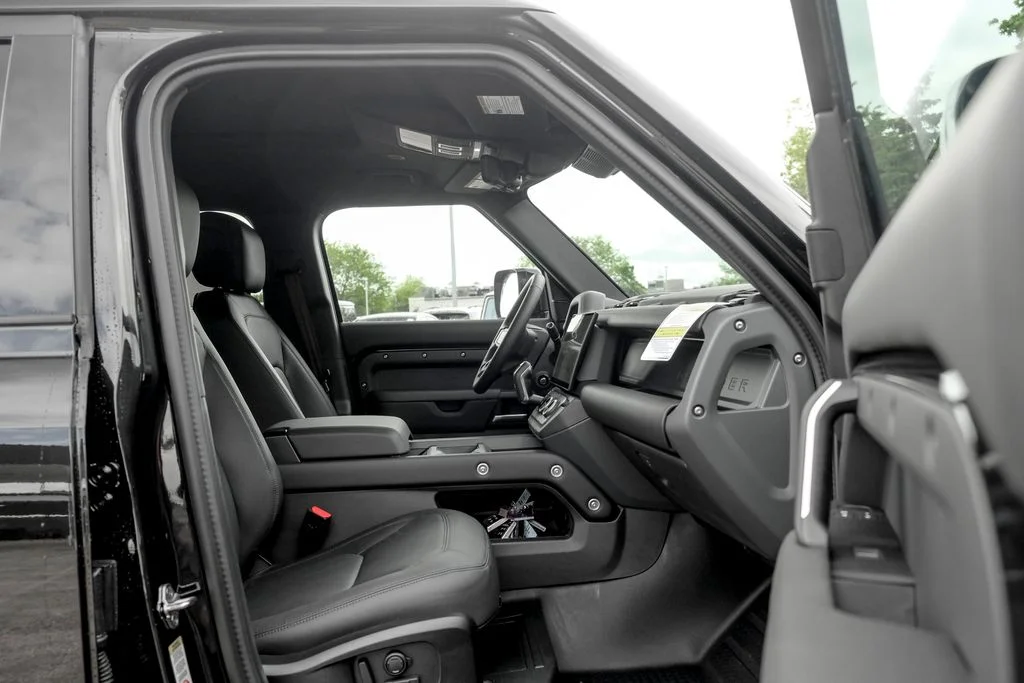 New 2026 Santorini Black Land Rover S image 22