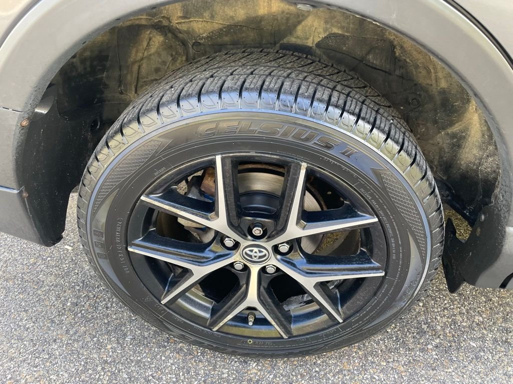 Used 2018 Magnetic Gray Metallic Toyota SE image 6