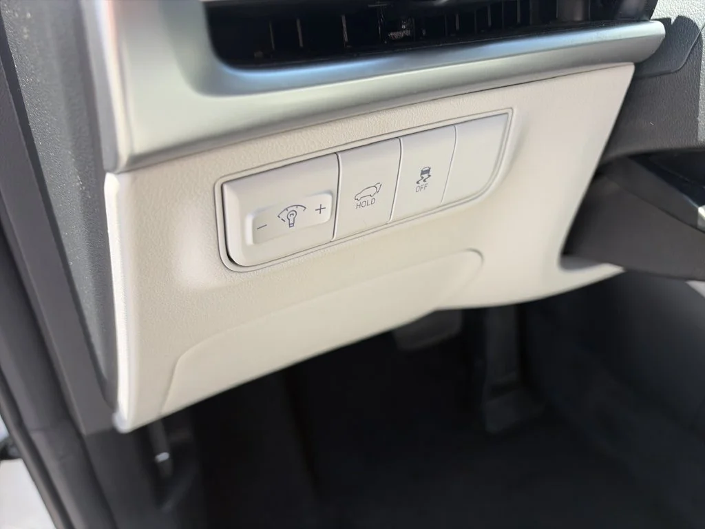 Used 2025 White Hyundai SEL image 11